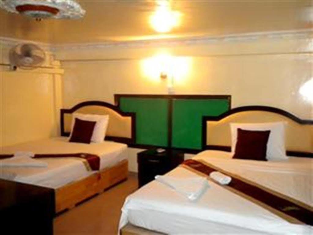 Golden Boat Guesthouse Phnom Penh Esterno foto